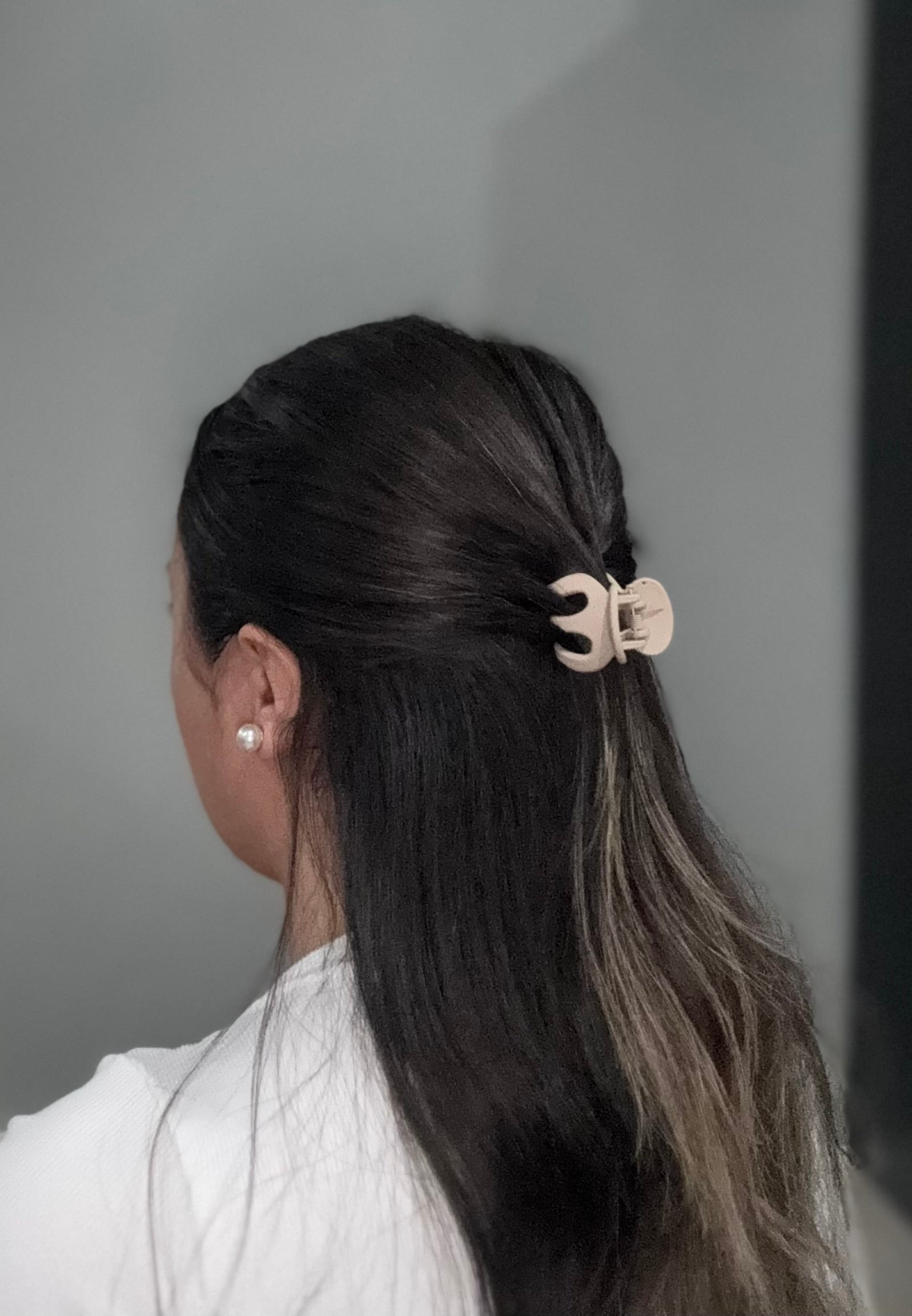Back view of model with EMPIECE™ The Lucía Clip in ivory matte resin, secure claw grip.