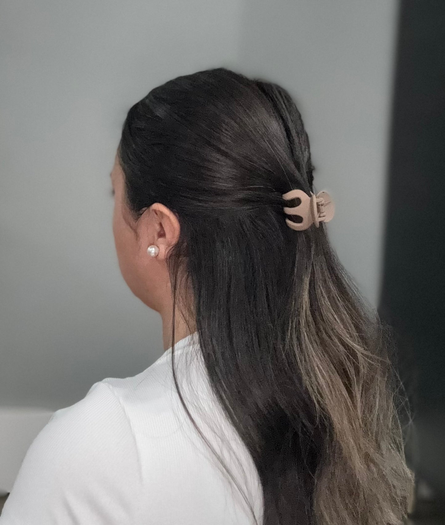 Model wearing EMPIECE™ Lucía Clip in mocha resin, styled in half-up hairstyle.