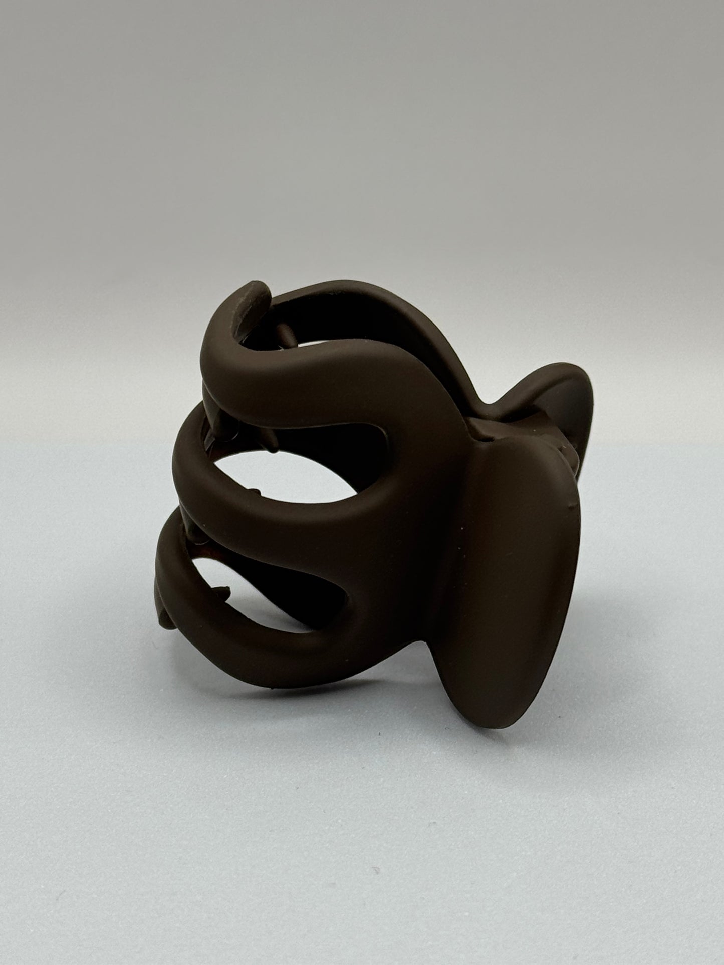EMPIECE™ The Lucía Clip in noir black matte resin, minimal and refined claw accessory.