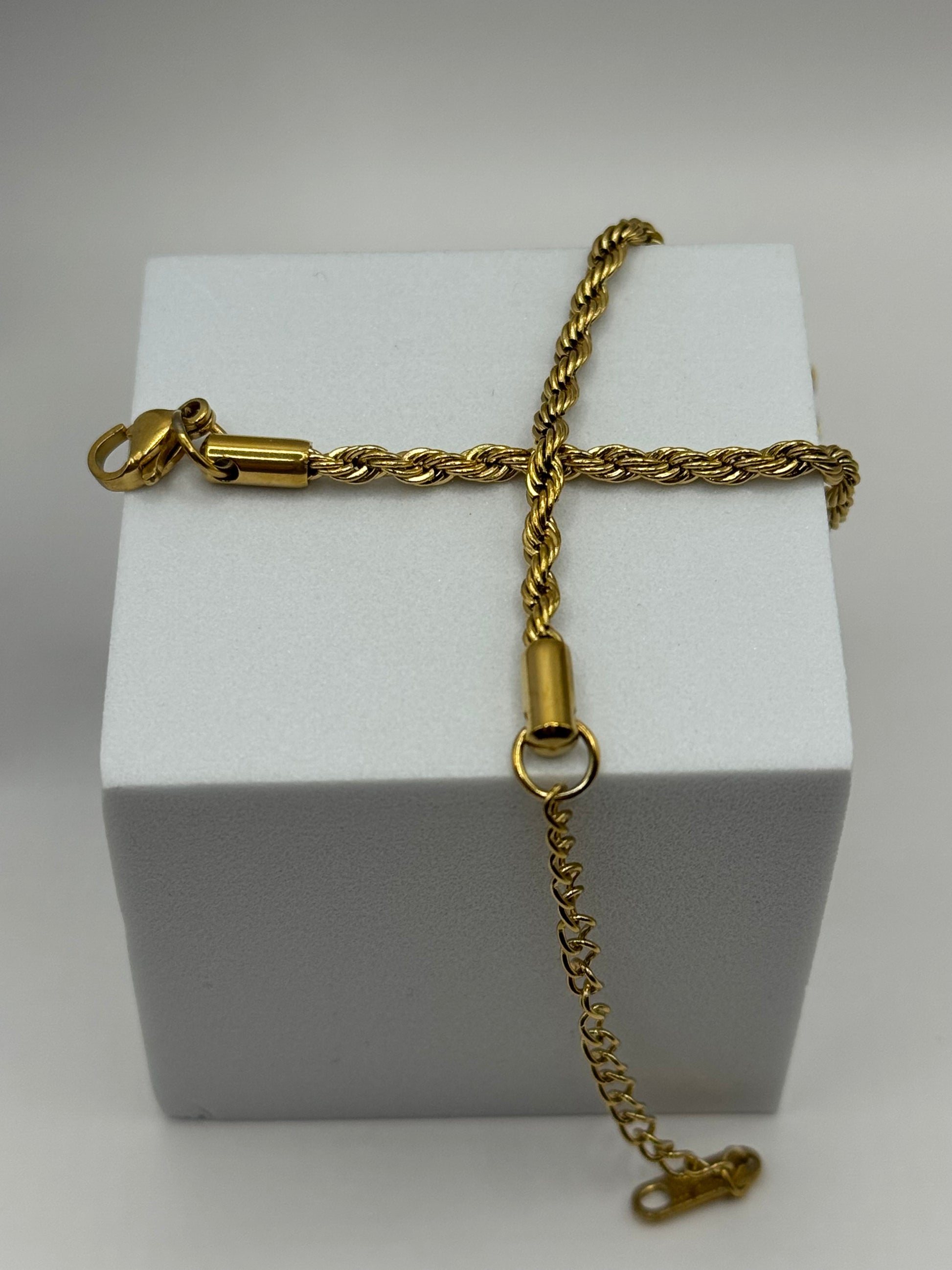 Close-up of The Livara Bracelet, gold 3mm rope chain with lobster clasp and adjustable extension.