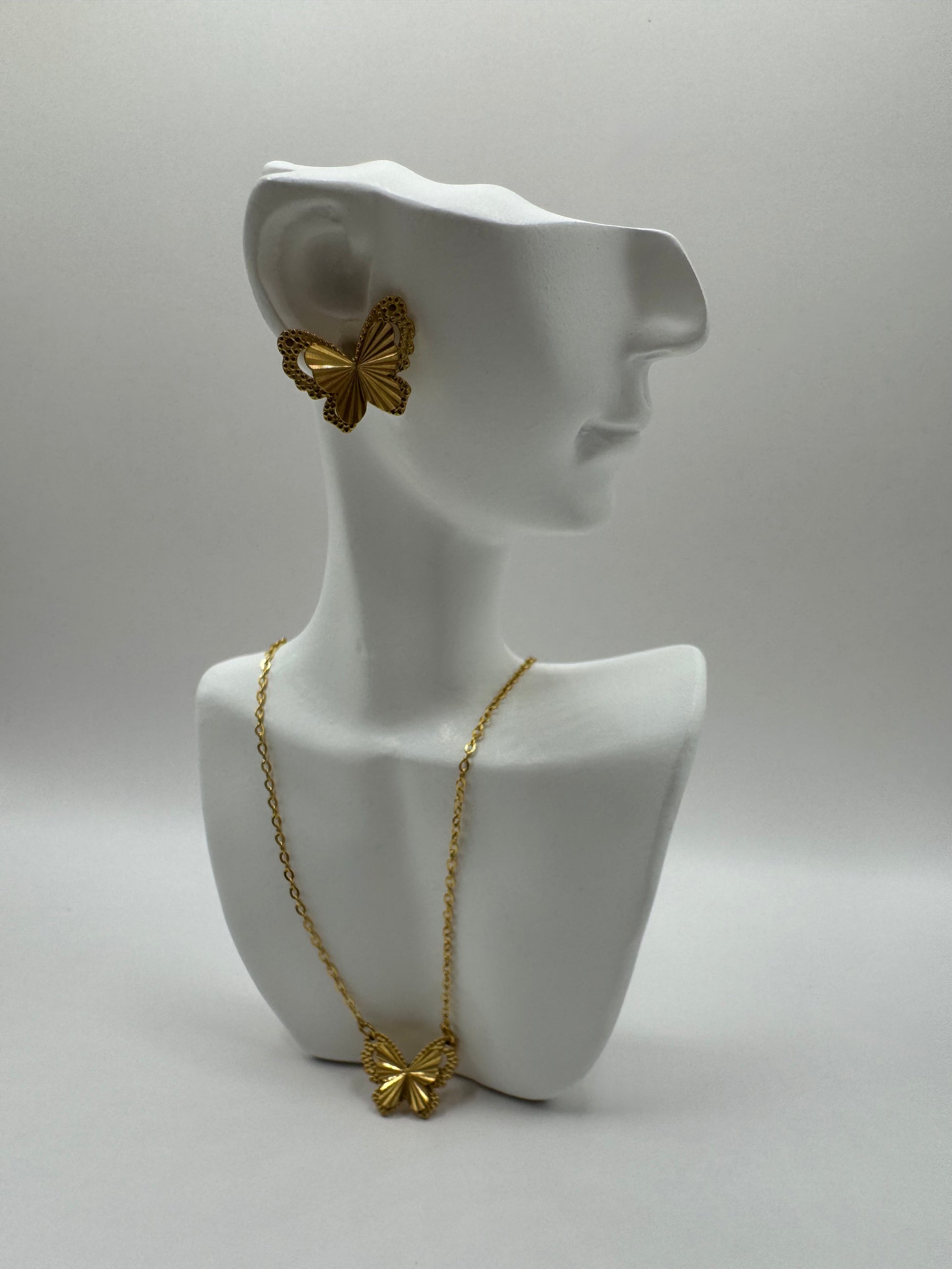Aurora Clásica ecklace and earrings displayed on a white mannequin.