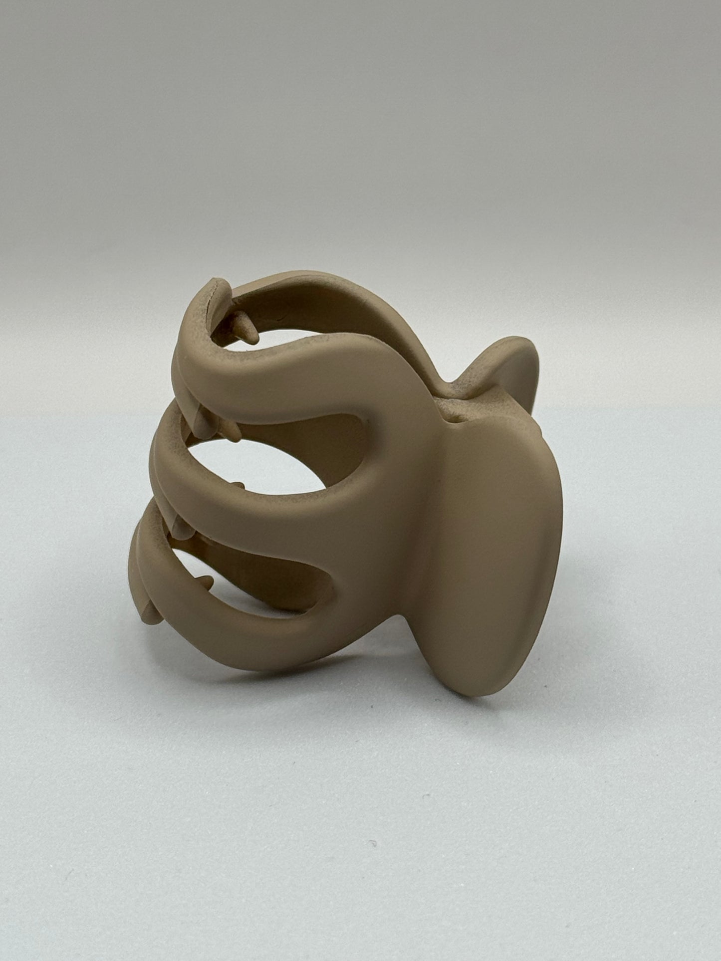 Side angle of EMPIECE™ The Lucía Clip in mocha matte finish, durable resin claw design.