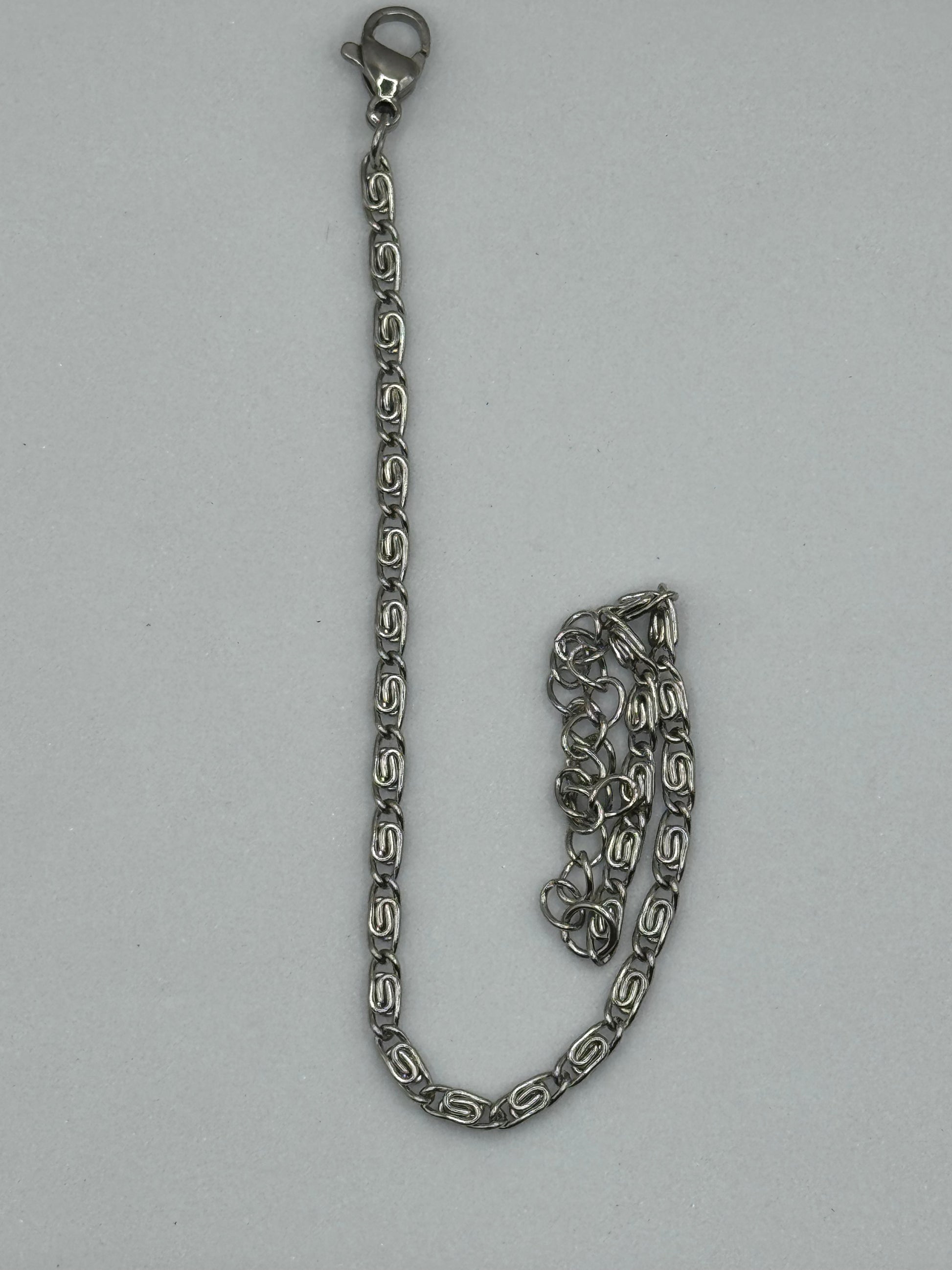 Elise Bracelet by EMPIECE™- close-up of silver-tone geometric chain bracelet with clasp detail, highlighting craftsmanship and texture.