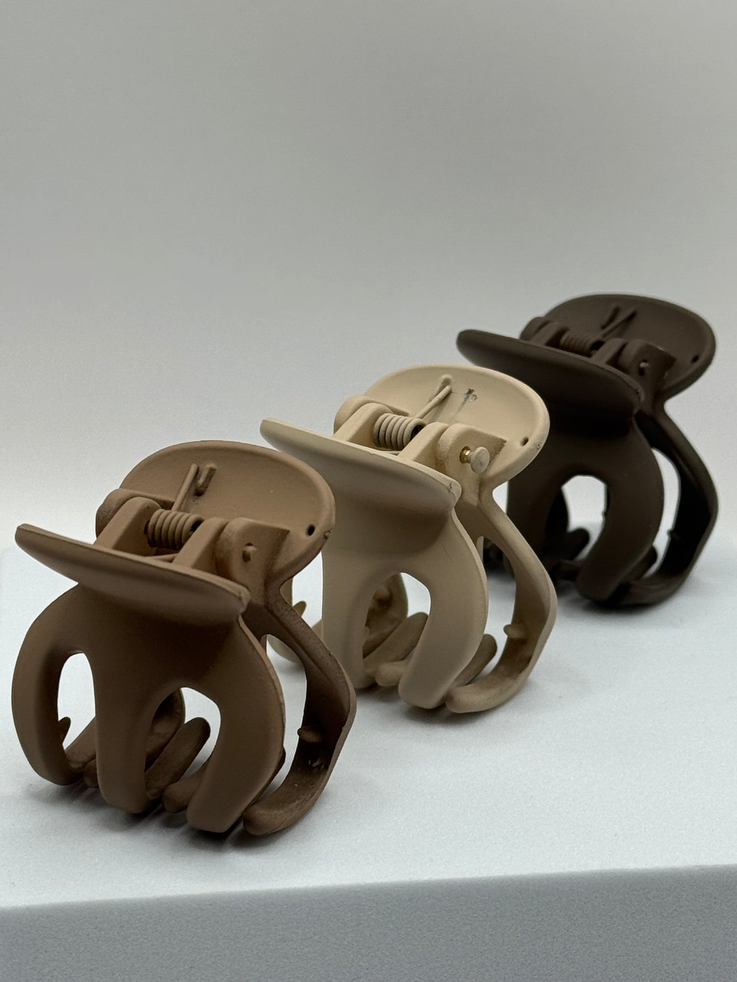 Set of EMPIECE™ The Lucía Clips in matte mocha resin, rounded claw design for soft luxe style.
