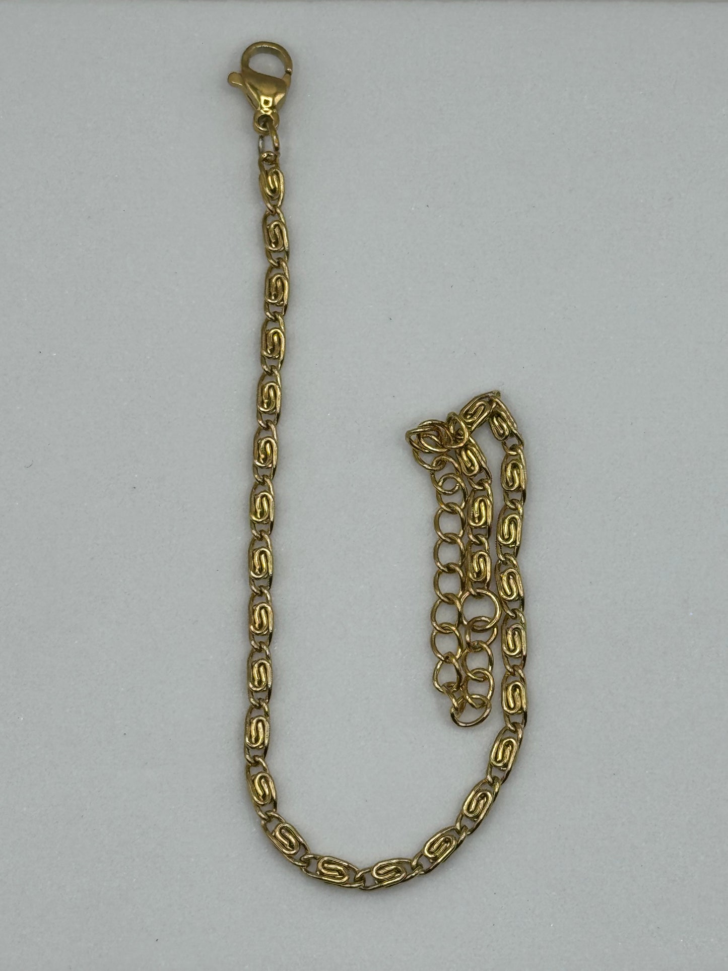 Gold geometric chain bracelet laid flat with extender visible, Amélie Bracelet by EMPIECE™.