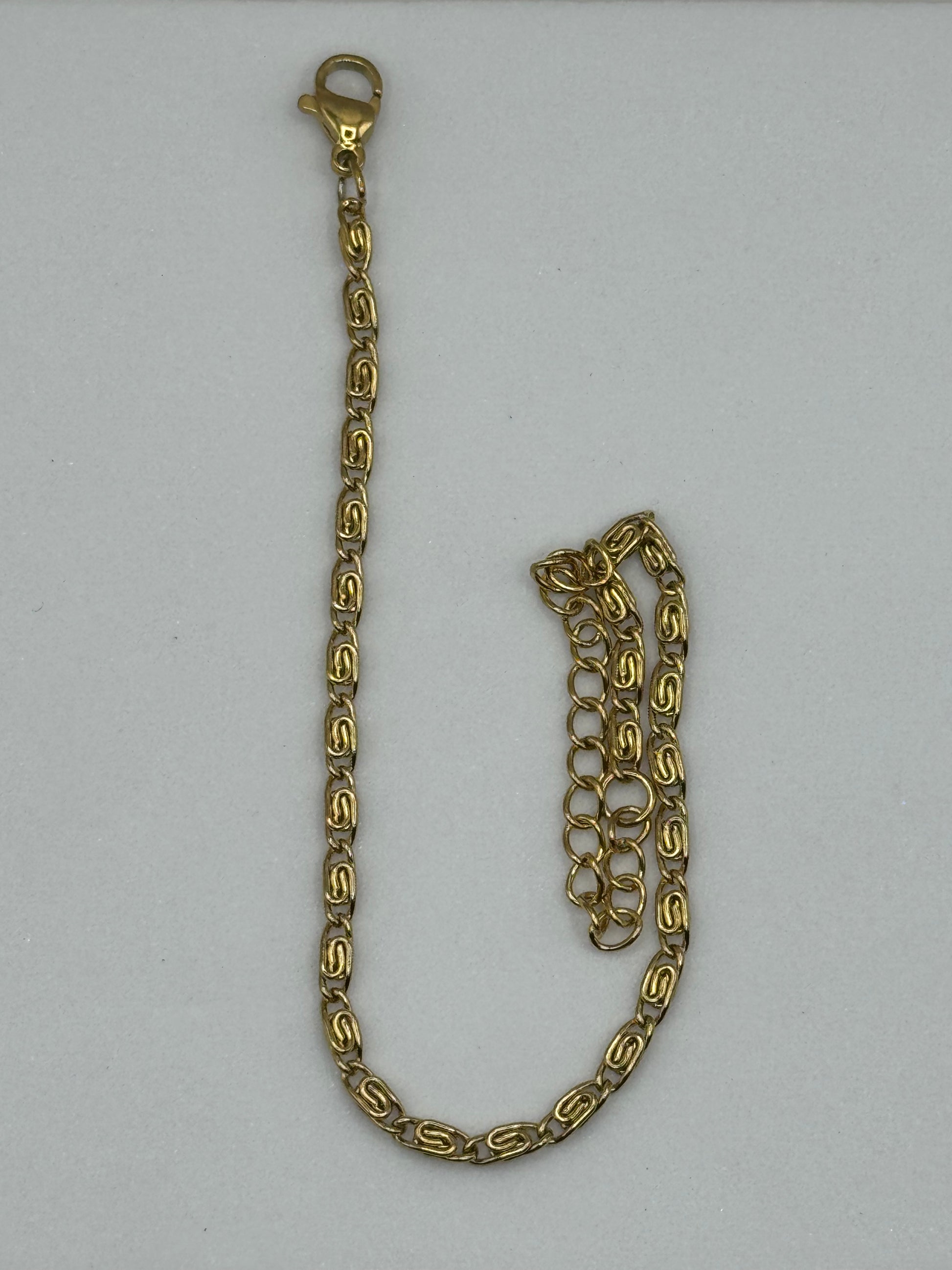 Gold geometric chain bracelet laid flat with extender visible, Amélie Bracelet by EMPIECE™.