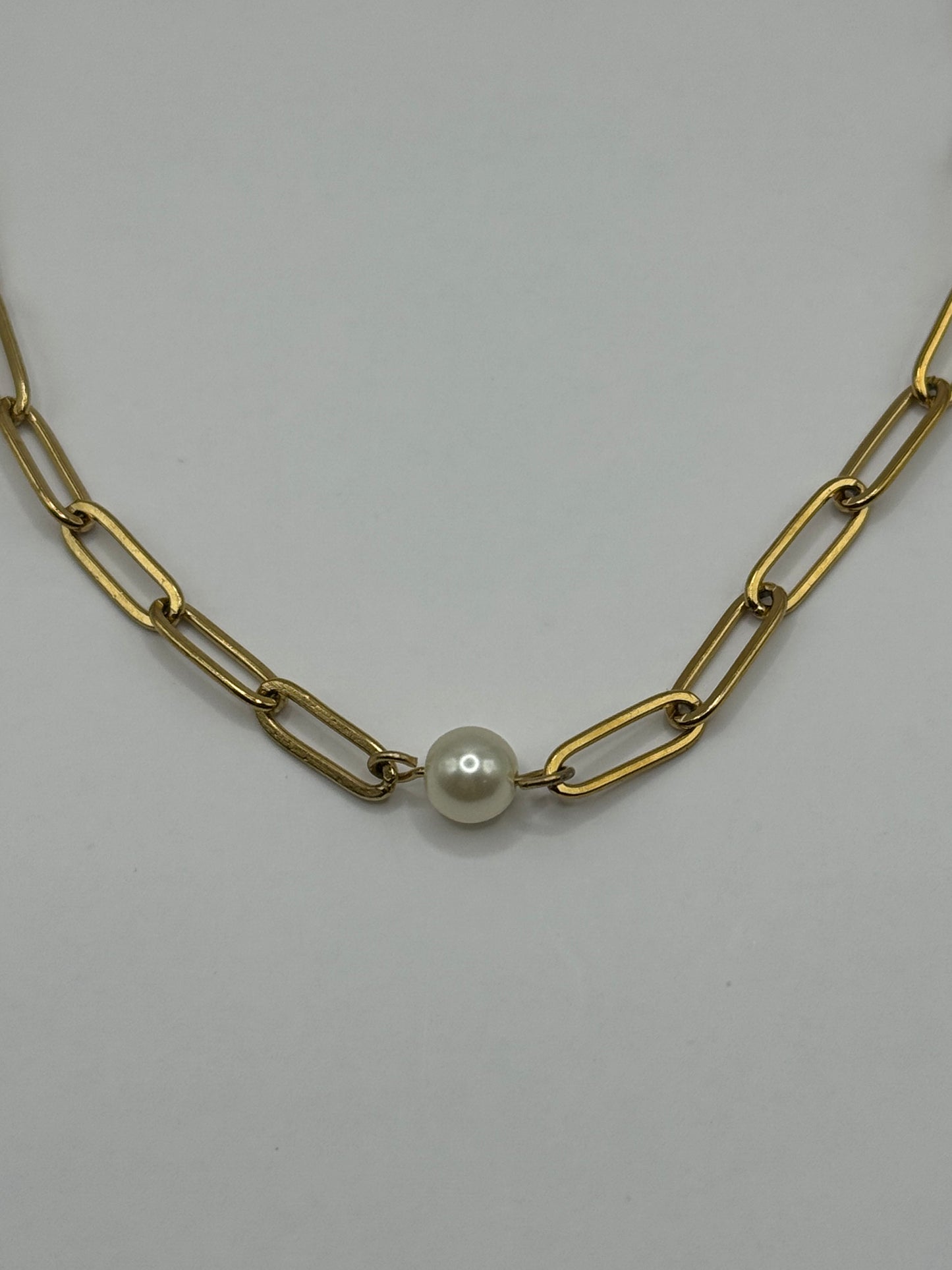 Close-up of gold paperclip chain links with single pearl accent, The Margaux Necklace by EMPIECE™.